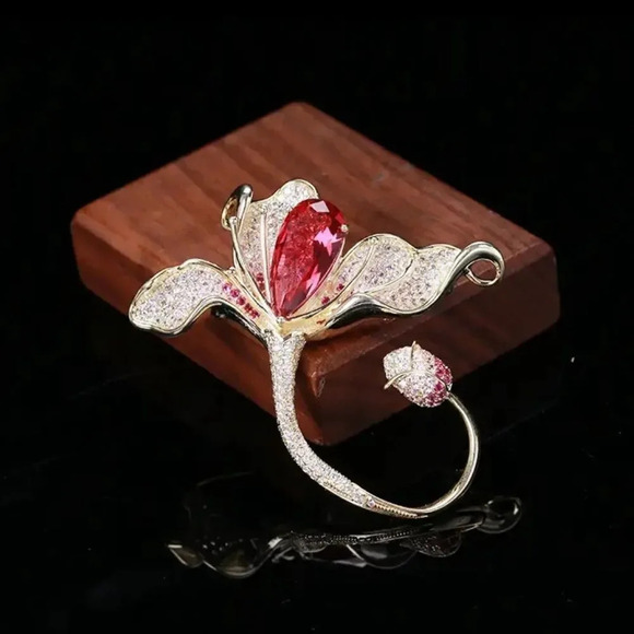 VQ Flower Brooch - Picture 2 of 3